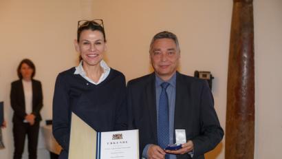 Bild: exb/Steffen Leiprecht
Kunstministerin Marion Kiechle überreicht die Denkmalschutzmedaille 2018 an Günther Kamm.