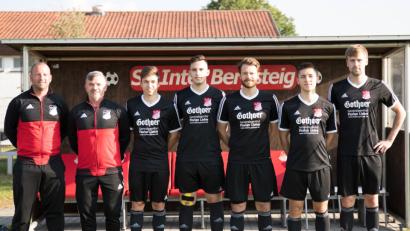 Bild: ibs
Die Verstärkungen für den SV Inter mit (von links) Trainer Markus Kipry, Hans Dobler, Fabian Geitner, Florent Sejdiu, Patrick Grieshaber, Alexander Filippov und Dominik Kozisek.