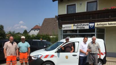 Bild: sl
Bei der Übergabe des Neuwagens wünschen (von rechts) Wolfgang Pröls und Bürgermeister Anton Kappl  dem Bauhofteam Helmut Kellner, Robert Rieder und Josef Pausch allseits gute Fahrt.