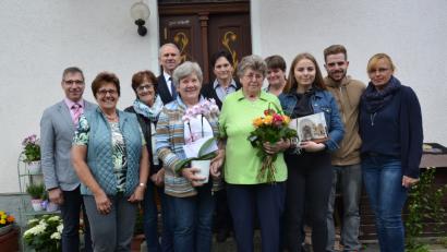 Bild: gi
Betty Uschold (mit Blumenstrauß) feiert ihren 80. Geburtstag. Dazu gratulieren ihr Töchter, Enkel, Pfarrer Josef Most, Bürgermeister Hermann Ach und eine Abordnung des Frauenbunds mit Vorsitzender Angela Striegl.