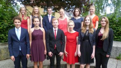 Bild: (usc)
Sie freuen sich über ihr Einser-Abitur (vorne von links): Tobias Konrad (1,0), Natalie Reindl (1,1), Christian Wender (1,1), Sarah-Marie Rhode (1,2), Luisa Schwab (1,2) und Lea Forster (1,3). Hinten von links: Luisa Mertel (1,3), Theresa Weinfurtner (1,3), Elias Berschneider (1,4), Hanna Schöpf (1,4), Sandra Weiß (1,4) und Annika Singer (1,5).