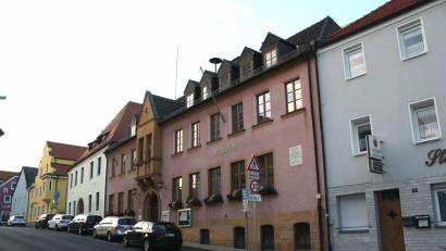Bild: bjp
Pressath behält sein "rotes Rathaus": Der nächste Fassadenanstrich wird in Lachsrot ausgeführt, einer der sogenannten "Altstadtfarben". Außerdem erhält das Gebäude eine repräsentativere Fassadenaufschrift mit Wappen.