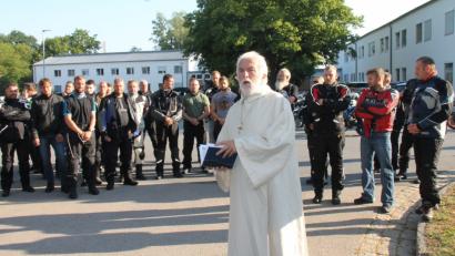 Bild: dl
In der Rodinger Kaserne spendete Pastoralreferent Hans Rückerl vor der Abfahrt den Reisesegen.