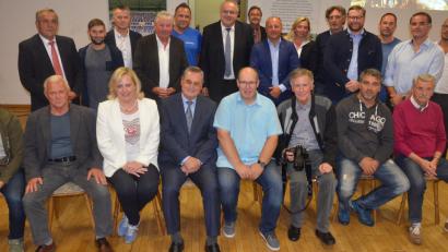 Bild: Kunz
Die neugewählte Vorstandschaft mit den Geehrten bei der SpVgg SV Weiden.