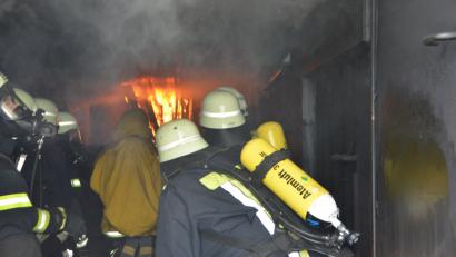 Bild: dob
Die Feuerwehrleute erleben im Brandcontainer des Landesfeuerwehrverbands wie sich ein Feuer blitzschnell entwickelt. Jetzt steigt bereits Qualm auf.