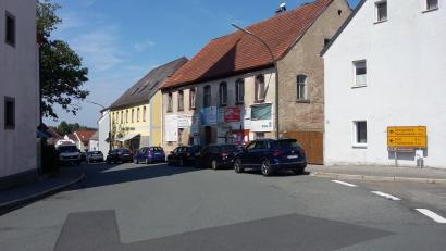 Bild: fla
Mit der Initiative "Innen statt Außen" werden Modernisierung, Instandsetzung und Abbruch leerstehender oder vom Leerstand bedrohter Gebäude innerorts gefördert. Der Gemeinderat stimmt einer Beteiligung zu, auch wenn dann für viele Jahre keine Neubaugebiete mehr entstehen können.