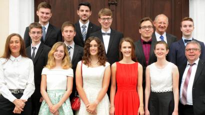 Bild: Stephan Huber
Direktor Wolfgang Wolters (rechts) gratuliert wie die Oberstufenkoordinatoren Angela Ziegler (links) und Albert Kiener (rechts oben) den besten Abiturienten (hinten von links): Tobias Ruder (1,0), Dominik Weber (1,5). Mitte: Fabian Wagner (1,2), Nicolai Fischer (1,3), Alexander Fenk (1,4), Ludwig Stepper (1,0), Jonas Berndt (1,5). Vorne: Franziska Wiesneth (1,5), Julia Wenkmann (1,5), Hanna Überschaer (1,0) und Magdalena Urban (1,0).