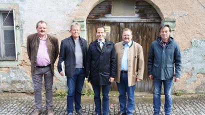 Bild: AWO
Bundestagsabgeordneter Albert Rupprecht besichtigt das Projekt Ackerbürgerhaus“ in der Knopfstadt. Zweiter Bürgermeister Michael Schedl, Alfred Wolf, Bürgermeister Alfred Stier und stellvertretender Vorsitzender Georg Sollfrank (von links) erläutern das Vorgehen.
