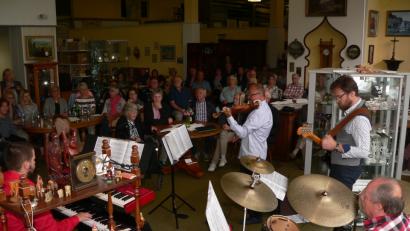 Bild: mh
Ungewöhnliches Ambiente für ein Konzert: Die Ausstellungshalle von Holz und Antiquitäten Görner in Luhe. "The 5th Season" aus Polen mit Konzertmeister Janosz Nykiel (links mit Violine) führten Vivaldis "Vier Jahreszeiten" in einer Fassung mit Rock und Jazz auf. Von den Zuhörern gab es stehenden Beifall.