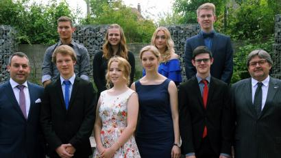 Bild: (gf)
Die GMG-Abiturienten mit einem Notenschnitt von 1,5 und besser. Hintere Reihe von links: Benedikt Eckl (1,4), Dorothea Niller (1,0), Emily Eckert (1,5) und Felix Weiser (1,3). Vorne von links: Oberstufenkoordinator Studiendirektor Rüdiger Gleis, Thomas Ratzke (1,4), Cynthia-Marie Skorczyk (1,4), Christina-Sophie Schmidt (1,5) und Martin Mocker (1,1).