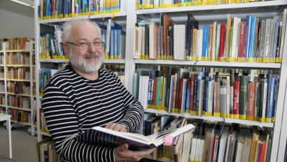 Bild: Hösamer
Bibliothekar Alfred Wolfsteiner blättert in einem Buch, auf das er zu Recht stolz ist: Die Schwandorfer Stadtchronik, an der er als Redakteur und Autor wesentlich mitgearbeitet hat.
