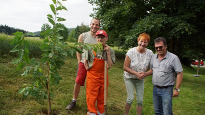 Bild: mmj
Ein Kirschbaum wurde beim Feuerwehrhaus gepflanzt. Petra Spachtholz, Einrichtungsleiterin im Haus Fuchsenschleife, bedankt sich bei Bürgermeister Manfred Dirscherl für das ausgezeichnete Miteinander zwischen Belegschaft, Heimbewohnern und der Gemeinde.