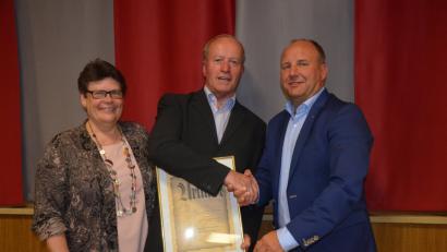 Bild: Kunz, Helmut
Kurt Haas will sich mit seiner Gattin Dr. Michaela Haas nach Wien zurückziehen. Rechts gratuliert Michael Kurz