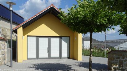 Bild: hou
Das neue Leichenhaus am Wolfringer Friedhof, das seit Jahren den Gemeinderat beschäftigt. Satte 239000 Euro hat es kostet. "Da bauen sich andere ein Einfamilienanwesen", sagt ein Zuhörer verwundert, als das Plenum teilweise sehr erzürnt auf den Werdegang des Gebäudes blickt.