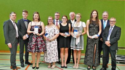 Bild: wbe
Die ausgezeichneten Schüler mit den Gratulanten.
