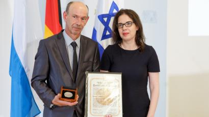 Bild: StMUK
Die israelische Generalkonsulin Sandra Simovich überreichte am Donnerstag in München an Georg Zeitler, den Enkel der Geehrten Anna Zeitler, die Auszeichung.