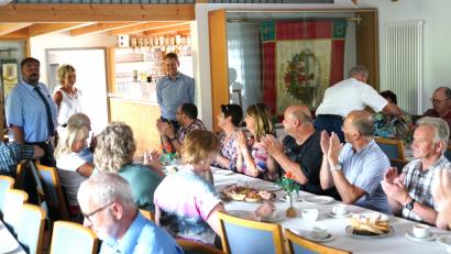 Bild: fvo
Der Albersriether Dorfsprecher Andreas Bodensteiner (stehend, hinten, rechts) freut sich über den Besuch der Teilnehmergemeinschaft.