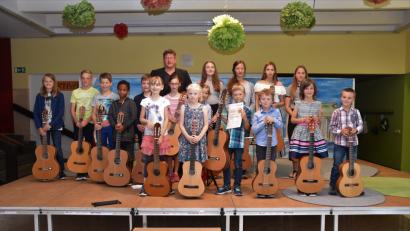 Bild: exb
Die  Gitarrenklasse von Ctibor Süsser zeigte in der Grundschule ihr Können.