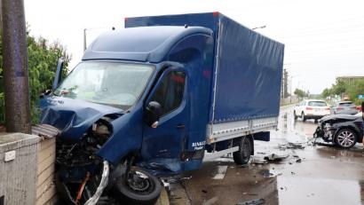 Bild: Jürgen Masching
In Neumarkt ist ein Kleintransporter an die Gartenmauer eines Restaurants gefahren.