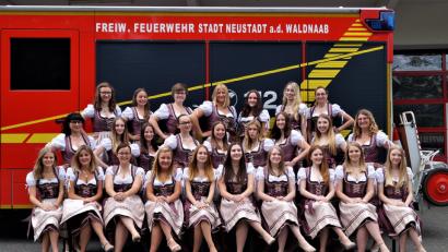 Bild: arw
Die Festdamen der Neustädter Feuerwehr mit ihren feschen Dirndln sind eine Augenweide für das Stadtjubiläum und das Feuerwehrfest im nächsten Jahr.