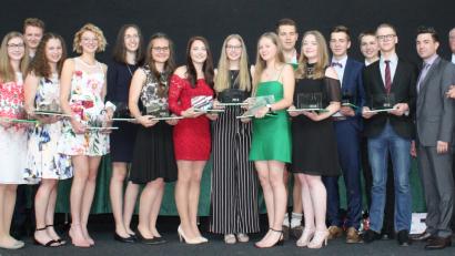 Bild: lg
Schulleiter Ludwig Pfeiffer, Oberstufenkoordinator Stephan Sturm und Studiendirektor Ulrich Wohlgemuth (links) überreichten an die 14 Absolventen mit einem Notendurchschnitt von 1,0 bis 1,5 den OGO-Preis. Erster Bürgermeister Heinz Weigl belohnte die erfolgreichen Schulabgänger mit dem Bildband der Stadt Oberviechtach. Bild: lg