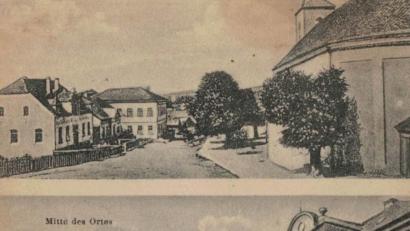 Bild: gu
Eine alte Postkarte zeigt oben die später gesprengte Kirche und links den noch existierenden Pfarrhof und die Schule.