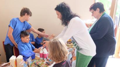 Bild: ohr
Beim gut angenommenen Pfarrfest der Pfarrgemeinde Stulln saßen die Besucher  bei angenehmen  Temperaturen  in geselligen Gruppen beisammen. Die Ministranten betreuten den Eine-Welt-Laden und waren mit der Nachfrage sehr zufrieden.