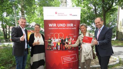 Bild: ubb
Daumeh hoch für eine gute Sache: KMS-Leiter Tobias Böhm, die Wienerin Gabriele Suppan-Stumpf, MUT-Vorsitzende Theodora Kupke und Hans-Jörg Schön, Mitglied des Sparkassen-Vorstandes (von links), feiern ihr erstes und erfolgreiches Crowdfunding-Projekt.