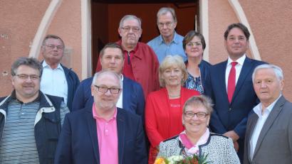 Bild: Helmut Kunz
Aufsichtsrat und Vorstand der Baugenossenschaft Familienheim begrüßen mit Blumen Sabine Bergler aus neue Geschäftsführerin.