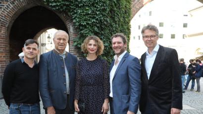 Bild: Gerhard Götz
Regisseur Oliver Haffner, der frühere Schwandorfer Landrat Hans Schuierer, die Schauspieler Anna Maria Sturm und Johannes Zeiler sowie Produzent Ingo Fliess (von links) bei der Premiere in München.