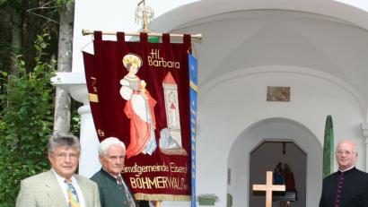 Bild: gz
Als ein gelungenes Werk bezeichnen Monsignore Pfarrer Gerhard Hettler aus Passau und Fahnenträger Otto Wilka aus München den von Ortsbetreuer Josef Hoffmann mit Meisterhand gefertigten Altar.