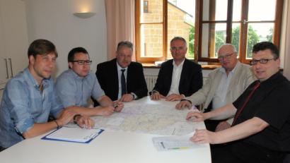 Bild: Christine Hollederer
Über Straßenbauprojekte im Landkreis sprachen (von links) Martin Sichelstiel, Matthias Kolb (beide Tiefbauamt des Landkreises), Landrat Richard Reisinger, MdL Harald Schwartz, Henner Wasmuth und Stefan Noll (beide Staatliches Bauamt).