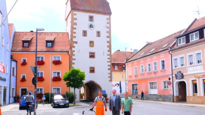 Bild: zip
Bürgermeister Hans-Martin Schertl (Mitte) und Bauhofleiter Jochen Contny (rechts) besichtigen die Baustelle auf dem Marktplatz.
