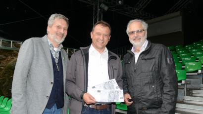 Bild: bey
Leuchtenbergs Bürgermeister Anton Kappl (Mitte) überreicht symbolisch zwei überdimensionale 500 Euro-Scheine an Reinhard Kausler, Vorsitzender der Stadtbühne Vohenstrauß (rechts), als Beitrag zur Finanzierung der neuen Bühnenüberdachung. Wolfgang Meidenbauer, Geschäftsführer des Landestheater Oberpfalz (links) freut sich, dass die Zuschauer künftig wieder unabhängig von Wettereinflüssen die Aufführungen genießen können.
