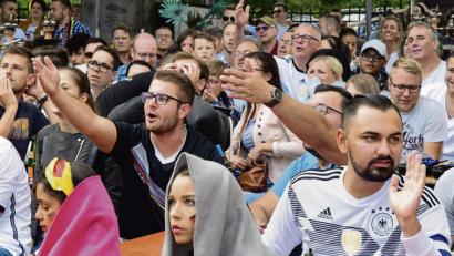 Bild: Hartl
„Hör doch auf!“: Die Fußballfans im Amberger „Queen's Club“ können das deutsche WM-Aus nicht fassen. Den Wirten und Gastronomen geht es genauso. Viele haben eine Menge Geld in die Public-Viewings gesteckt.