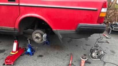 Bild: tow
Der Volvo aufgebockt und ohne Feder hinten links.