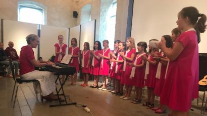 Bild: eib
In einheitlichen Kleider präsentierte sich die  tschechische Chorgruppe mit Eva Markvartová.