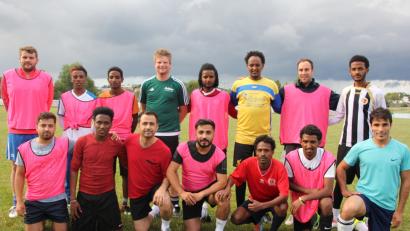 Bild: Rosner, Konrad
Ein Teil der neuen Akteure beim FSV Tirschenreuth. Spielertrainer Tobias Stilp (hinten von links), Getachew, Gebrezbabiwer, Ralf Pöllmann (SG Großkonreuth), Zeray, Omer, Josef Baulovic, Yemaine sowie (vorne von links) Said, Merawi, Kareem, Farik, Teklamariam, Debesay und Abbas.