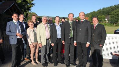 Bild: Altmann
Seit März ist Albert Füracker (Zweiter von rechts) Finanz- und Heimatminister im Kabinett Söder. Zu seinem Wahlkampfauftritt kamen nicht nur die gastgebenden CSU-Vertreter aus Schwarzach und dem Kreisvorstand um Alexander Flierl (Dritter von rechts), sondern auch viele aus dem ganzen Landkreis Schwandorf.