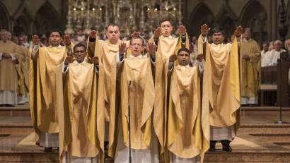 Bilder: Bistum Regenburg/altrofoto
Priesterweihe im Bistum Regensburg.