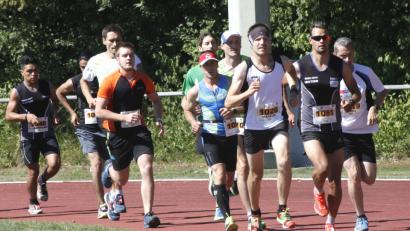 Bild: Hirsch
68 Athleten beteiligten sich am Hauptlauf über 10 000 m, der über die Hoher-Bogen- zur Steinberger Straße bis hinunter in die Kuntau führte. Start und Ziel waren das Sepp-Simon-Stadion.