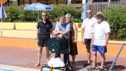 Bild: Lowak
Der Förderverein übergibt den neuen Beckensauger fürs Freibad (von links): Josef  Hartmann, Bürgermeister Karlheinz Budnik, Aurelia Zimmermann, Horst Lindner und Peter Faget.