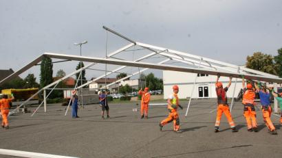 Bild: wro
Viele Hände werden benötigt, um das Festzelt beim Beruflichen Schulzentrum zu errichten. Hier endet der  große  Festzug  am kommenden Sonntag.