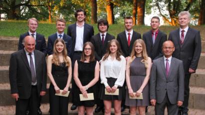 Bild: kro
Di besten Abiturienten. Vorne von links Schulleiter Georg Hecht, Melanie Tietze, Maria Hecht, Laura Gradl, Anna Heinrich und stellvertretender Landrat Dr. Alfred Scheidler. Hintere Reihe von links, Felix Dietrich, Niklas Enslein, Felix Möhrlein, Jacob Oberndorfer, Andrian Hille, Lukas Lehner und Oberstufenkoordinator Matthias Weiser