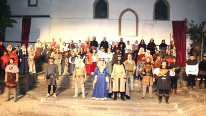 Bild: Georg Lang
An der Dürnitz, dem Neunburger Schloss, mit Pfalzgraf Johann (Michael Hellmuth) und der Pfalzgräfin Beatrix (Silke Biegerl) konzentriert sich das Geschehen um die hussitische Abwehr durch Ritter, Bürger und Bauern.