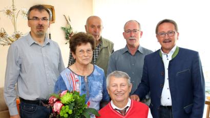 Bild: njn
Seinen 80. Geburtstag kann Hans Schäffler (sitzend) feiern. Mit auf dem Bild (von links) Pfarrer Martin Besold, Ehefrau Maria, Karl Hauser und Anton Hauer von der Siedlergemeinschaft sowie Bürgermeister Hans Donko.