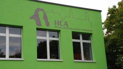 Bild: oy
Die meisten der Abiturienten werden sich sicher gerne an die gemeinsame Zeit am HCA-Gymnasium erinnern. Bei der Zeugnisvergabe steht  vor allem die Freude über die gezeigten Leistungen im Vordergrund.