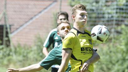 Bild: Ziegler
Der Haselmühler Spieler klammert Stürmer Martin Popp vom FC Amberg (vorne) bei der Ballannahme.