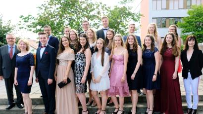 Bild: do
18 Abiturientinnen und Abiturienten glänzten mit einem Notendurchschnitt zwischen 1,0 und 1,5. Unser Bild zeigt von links Schulleiter Dr. Knut Thielsen, Susanne Schubert, Marius Koslowski, Oberstufen-Koordinator Robert Kreuzer, Selina Kreuzer, Jonas Daubenmerkl, Carolin Schatz, Luisa Friedl, Julian Rupprecht, Miriam Schraml, Klara Schuster, Hendrik Junkawitsch, Annkathrin Raps, Luisa Thurn, Regina Hey, Noah Ruhland, Magdalena Dötsch, Anne Stauter, Janine Haberkorn, Teresa Trummer und Oberstufen-Koordinatorin Dagmar Mense.