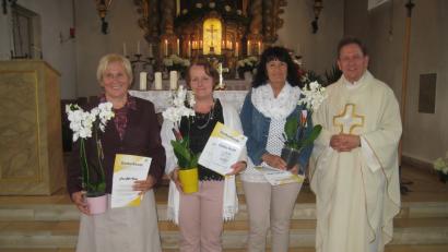 Bild: brü
Beim Vorabendgottesdienst in der Pfarrei St. Vitus in Ursensollen verabschiedet  Pfarrer Konrad Willi (rechts) drei ehemalige Pfarrgemeinderatsmitglieder.